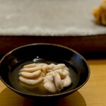 232607322 - 先付け。 大ぶりでプリプリな白子。 温かい出汁とともに。 柔らかい出汁です。 この店の出汁は総じて柔らかく優しい味わいでした。 柑橘のアクセントもとっても控えめ。 これでいいと思います。 昼メニューのお値段でこれは大胆なスタート。