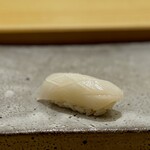 232607307 - スミイカ。 今、全国的にねっとり、べったりして甘さを出すよう包丁入れるのが流行ってますが、僕は、最初のクリっとした歯ざわりを感じられる包丁の入れ方が好きです。 咀嚼が進めば、イカは放っておいてもねっとりと甘くなるので。