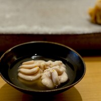 鮨 神楽 - 先付け。 大ぶりでプリプリな白子。 温かい出汁とともに。 柔らかい出汁です。 この店の出汁は総じて柔らかく優しい味わいでした。 柑橘のアクセントもとっても控えめ。 これでいいと思います。 昼メニューのお値段でこれは大胆なスタート。