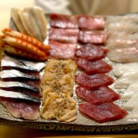 鮨 神楽 - 本日のタネを一気にプレゼンテーション。 これ、盛り上がりますよね。 王道の江戸前タネが並びます。