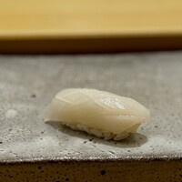 鮨 神楽 - スミイカ。 今、全国的にねっとり、べったりして甘さを出すよう包丁入れるのが流行ってますが、僕は、最初のクリっとした歯ざわりを感じられる包丁の入れ方が好きです。 咀嚼が進めば、イカは放っておいてもねっとりと甘くなるので。