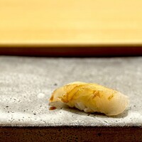 鮨 神楽 - ヒラメ。 順当なスタートです。 少し熟成した白身のいい香り。 当日はこの冬一番の寒波到来中。 そのせいか、タネ、シャリの温度がちょこっと低いです。 もうちょい、温度高めならうれしかった。