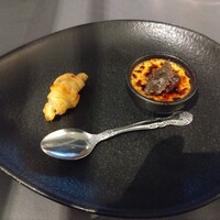 鉄板焼き 銀座 ポルトファーロ 本店 - フォアグラのクリームブリュレ・トリュフで香り付けしたミニクロワッサン