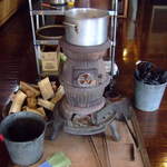 山見茶屋 - 冬は薪の達磨ストーブがあります。