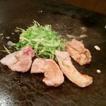 粋幸庵 - 豚肉を鉄板で焼きます