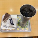 パティスリー シェ・モーリー - ザッハ・和三盆バーガー・アイスコーヒー