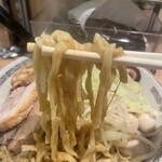 豚山 - 若干太めの麺