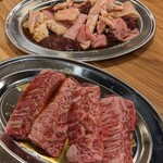 焼肉しづる - 手前 黒毛和牛特選カルビ(968円)、奥 ミックスホルモン(748円)