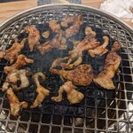焼肉しづる - 大トロホルモンを焼いたらちんちくりんに(^_^;) 全然大トロじゃないし(^_^;)
