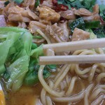 山岡家 - ヘルシーな黄身が左端に映り込む