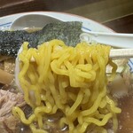 大井町 立食い中華蕎麦 いりこ屋 - 黄色い中細ちぢれ麺の食感も良い感じ