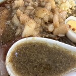 Ramen Fujimaru - 黒すら感じるスープは見た目ほど荒々しさは無い。寧ろ、味噌の風味をしっかり感じられる良作。