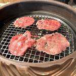近江焼肉ホルモンすだく - 焼いてます