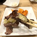 近江焼肉ホルモンすだく - タンにおネギを巻いて