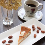 チーズケーキ CAFE MAGY - 新作のアーモンドチーズケーキ。アーモンドの香ばしさとチーズがとてもコーヒーにあいます♡