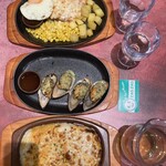 Saizeriya - イタリアンハンバーグ¥500、ムール貝のガーリック焼き¥400、チーズたっぷりミラノ風ドリア¥400、白デカンタ大¥400