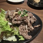 お忍び個室和洋陶板料理居酒屋 イチゴヤ商店 - 牛肉ガーリック炒め