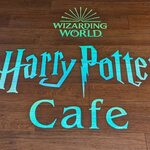 Harry Potter Cafe - カフェ入口付近の床に映している看板