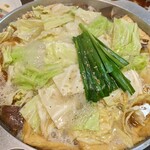 琴ヶ梅 - 鍋は塩味を選択
            かなりしょっぱめで軽く胡麻油風味
            〆にうどんが付くらしいが辞退