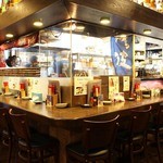 琉球炭火やきとり 金丸 - カウンター席