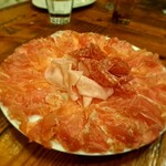 ピッツェリア パーレンテッシ - ⚫名物タマニーニスライサーで擦る極薄生ハムとサラミの盛り合わせ（2人前）
