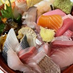 Taishuukappou Daikoku - 海鮮丼、サラダ、お漬物、お味噌汁で990円！