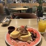 ALL DAY CAFE & DINING The Blue Bell - "Winter-Rose” ストロベリーローズとONIBUSエスプレッソのティラミスパンケーキ　1,980時