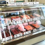 Shinya - 店内で鶏肉の販売も行っています。