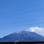 Ajino Tonkatsu Maruichi - 桜島は薄っすらと雪化粧し今日も噴煙を上げてます。