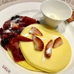 Cafe VAVA - 新食感VAVAパンケーキ 「苺とベリー」