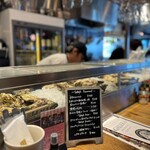 VIGO OYSTERBAR - 生牡蠣の見えるショーケース前は特等席ですね♪(  ´艸`)