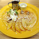 グリックグリル - 秋のパンケーキフェア キャラメルナッツパンケーキ焼きリンゴ添え(2枚)