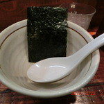 麺処 井の庄 - 取り皿をもらうと海苔も一緒についてくるぞ！！