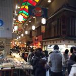 千登利亭 - 錦市場は人が一杯！