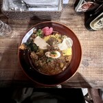 Kare Shoppu Hatsukoi - 3種あいがけ1,500円
                        ライス普通盛り
                        5種類から好みのカレーを
                        1.初恋チキン
                        3.スパイスラムキーマ
                        4.薬膳ベジタブル