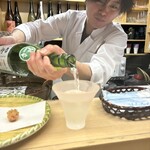 天ぷら はせ川 - 店主さんに注いでもらいます