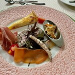 プルミエ - 地元ならではの食材が盛られたオードブル（前菜）