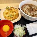 Irorian Kiraku Soba - かけそば、生たまご、かき揚げ