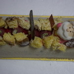 ジェラテリア アクオリーナ - イタリア伝統菓子・パネットーネのジェラート、ピスタチオのジェラート、イチゴのシャーベットの組み合わせ