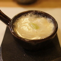 ひろ作 - 湯葉のぐつぐつ煮（名称不明）。あつあつです。