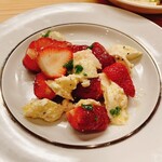 パスタと小料理morisige - いちごとモッツァレラのサラダ　おいしい！