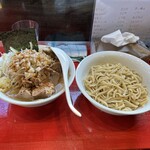Futatsukiya - つけ麺（中）アブラヤサイマシ肉マシダブル