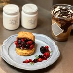 Cafe ave - ・スコーン･･･おひさま
                      ・クリーム･･･オレオクロテッドクリーム
                      ・トッピング･･･ミックスベリー、ディル、フランボワーズジャム