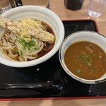 ウドンゴヤ - 選べる定食。税込みで1000円。天かす、わさび、ショウガが自由に入れ放題。水もセルフサービスで、自由にお客さんが取ってくることができます。