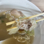 桜上水 船越 - ありがとう雲呑。ネギもいるよね。肉だけの雲呑って旨味が少ないんだよね。これぐらいか良い。旨い‼️