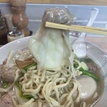 桜上水 船越 - ペース配分を間違えないようにしないといけません。トッピングの量が半端でないΣ(-᷅_-᷄๑)
      麺とトッピングの交互では間に合いません。
      麺を増量するか？でもすでに普通でも200gだし。でも、ご飯じゃないな