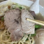 桜上水 船越 - 【チャーシュー】味4.2
      深みがあるチャーシューです。噛み締めて楽しむ部分が7割。肉の旨味、脂の旨味が楽しめれるのが3割。
      良い、イイ♪(´ε｀ )
      旨い。食べても食べても無くならない。量も半端無い❗️