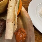 ネパールステーション - パパド、生野菜、トマトのアチャール