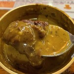 ネパールステーション - ディドをダルにつけて食べる