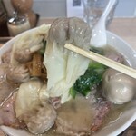 桜上水 船越 - 【雲呑】味4.5
      5個も入っている肉雲呑です。肉とネギを生姜で整えたシンプルな雲呑ですが、それがイイ❗️それが旨い‼️
      ツルッと滑る皮の食感と肉・生姜の旨味が、動物系の塩によく合います。それが5個も。。。